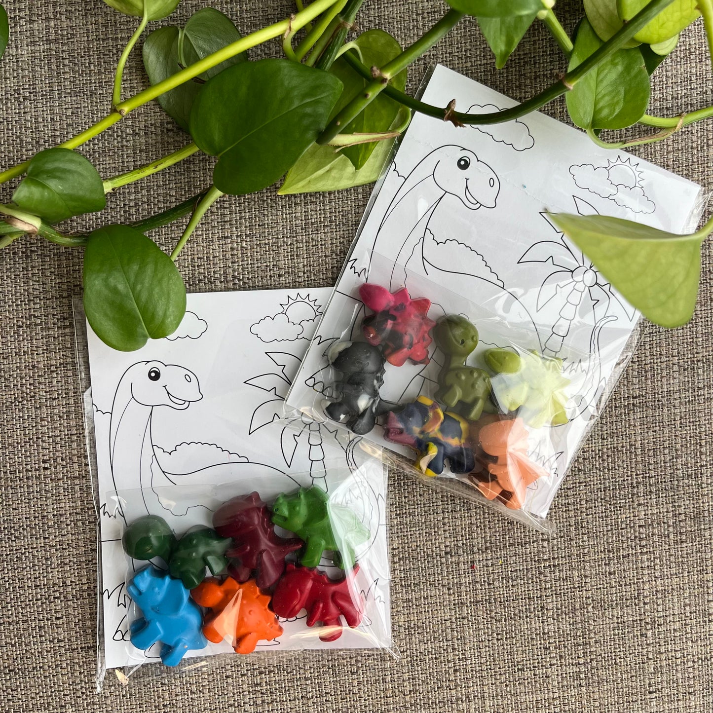 Dinosaurs crayons set